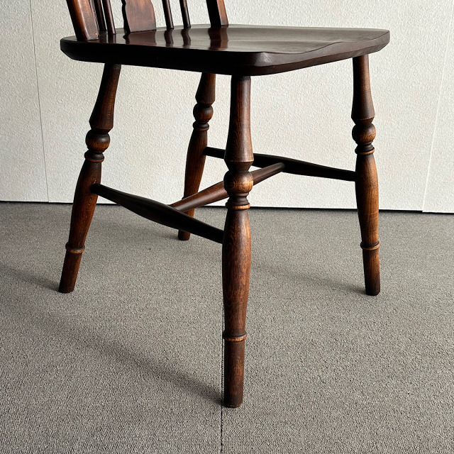 木製アンティークの椅子