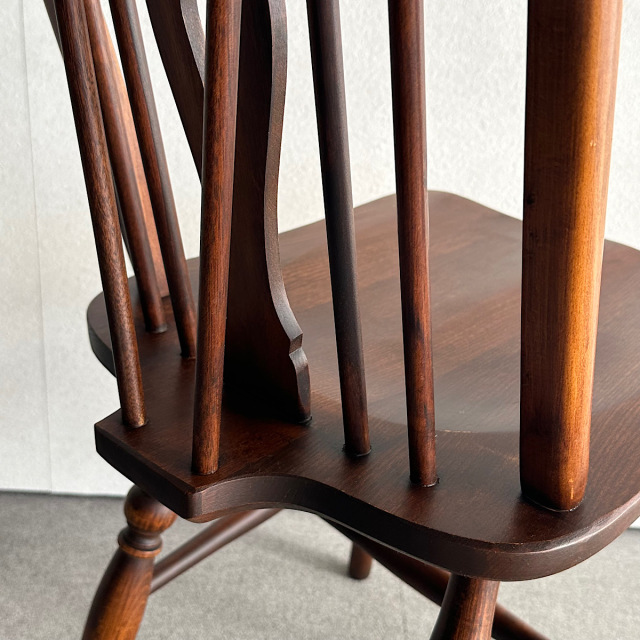 木製アンティークの椅子