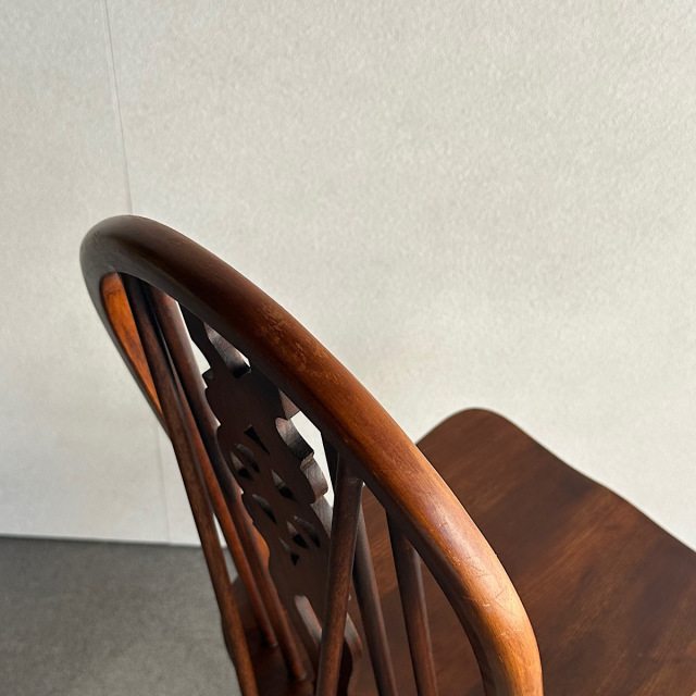 木製アンティークの椅子