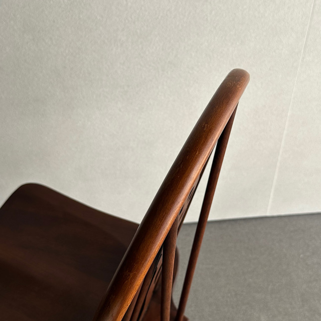 木製アンティークの椅子