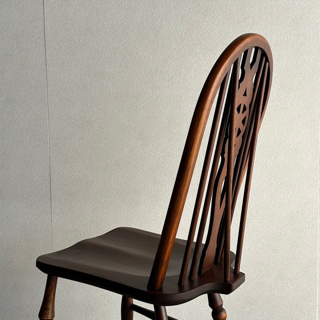 木製アンティークの椅子