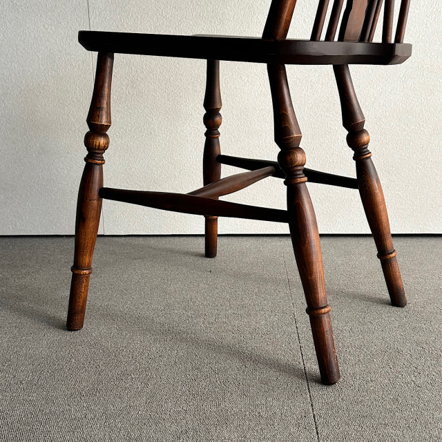 木製アンティークの椅子