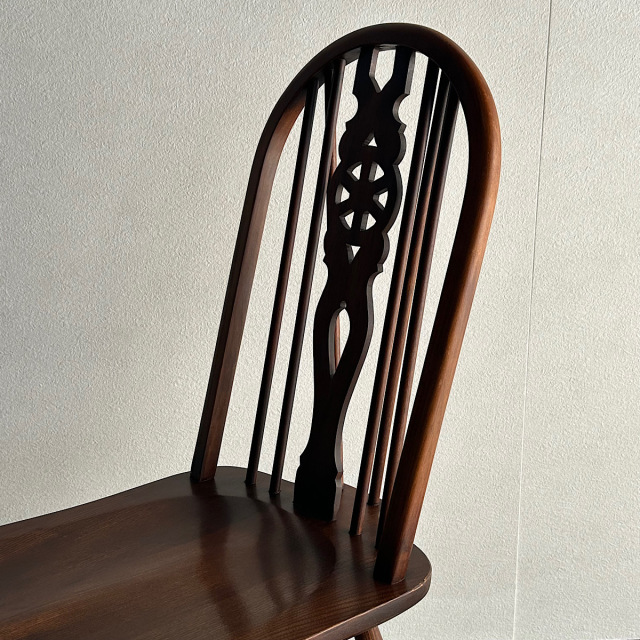 木製アンティークの椅子