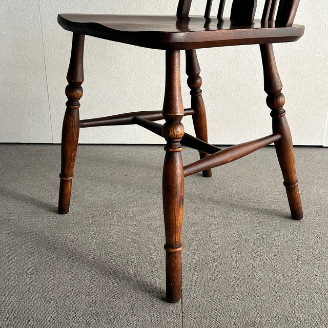 木製アンティークの椅子