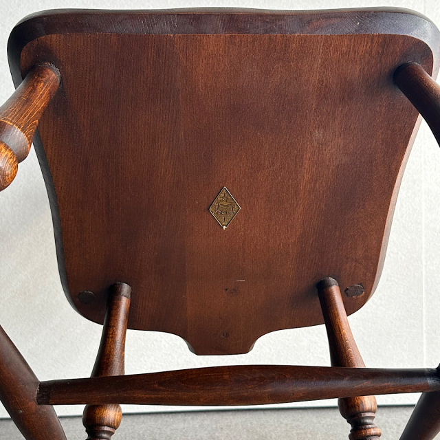 木製アンティークの椅子