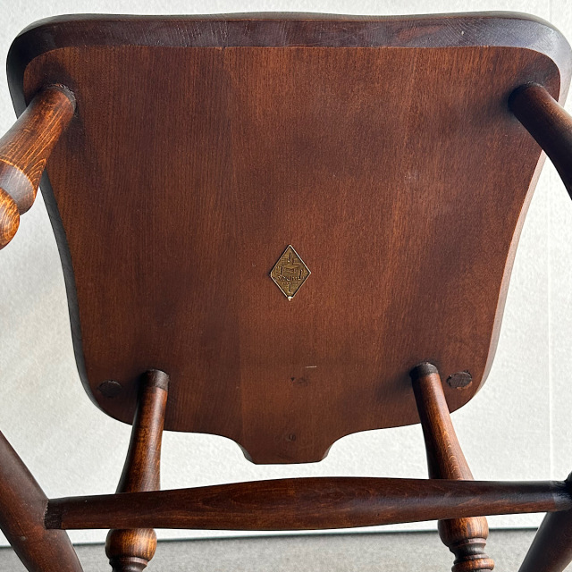 木製アンティークの椅子