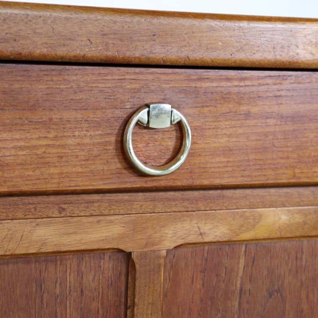 木製の茶色の脚があるサイドボード、前面は格子のデザイン、上部には引き出し３つ、23106