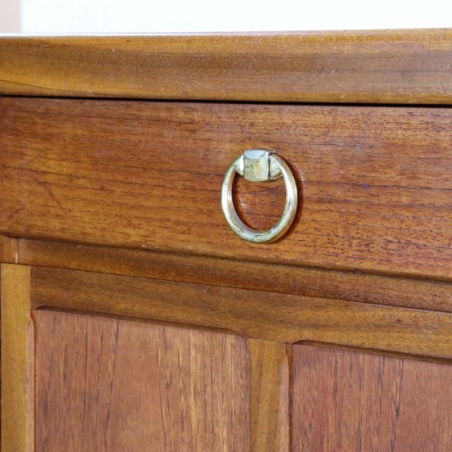 木製の茶色の脚があるサイドボード、前面は格子のデザイン、上部には引き出し３つ、23106