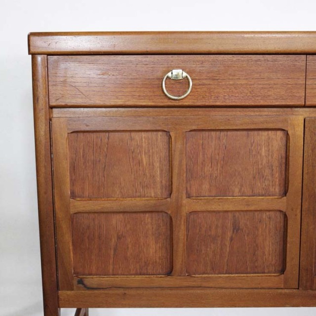 木製の茶色の脚があるサイドボード、前面は格子のデザイン、上部には引き出し３つ、23106