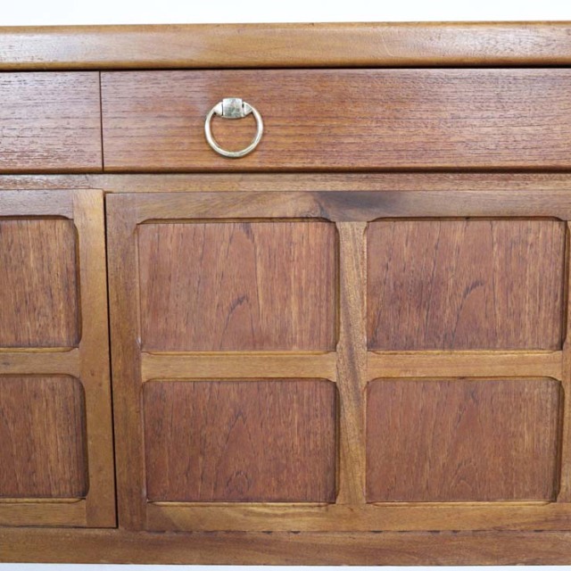 木製の茶色の脚があるサイドボード、前面は格子のデザイン、上部には引き出し３つ、23106