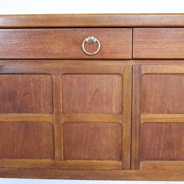 木製の茶色の脚があるサイドボード、前面は格子のデザイン、上部には引き出し３つ、23106