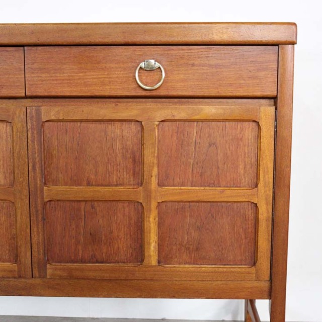 木製の茶色の脚があるサイドボード、前面は格子のデザイン、上部には引き出し３つ、23106