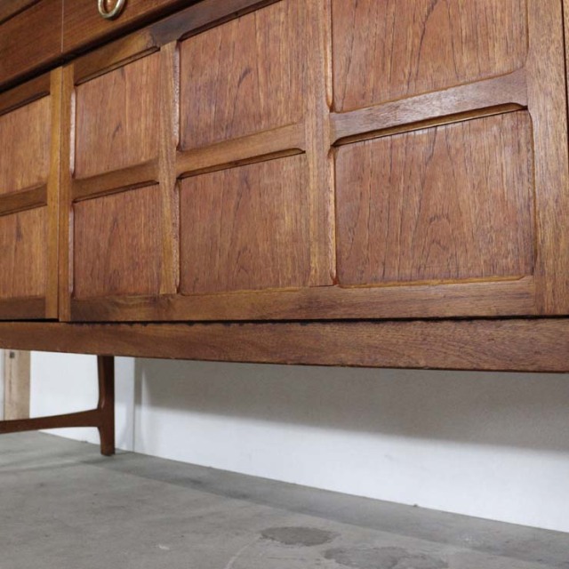 木製の茶色の脚があるサイドボード、前面は格子のデザイン、上部には引き出し３つ、23106