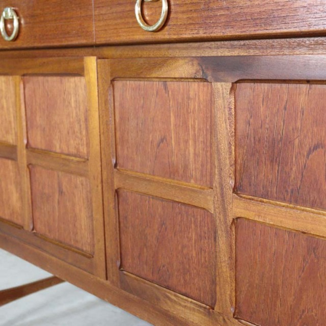 木製の茶色の脚があるサイドボード、前面は格子のデザイン、上部には引き出し３つ、23106