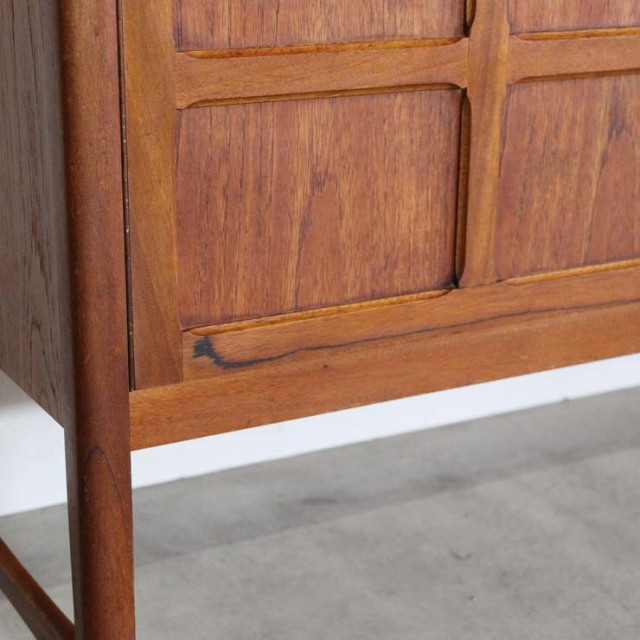 木製の茶色の脚があるサイドボード、前面は格子のデザイン、上部には引き出し３つ、23106