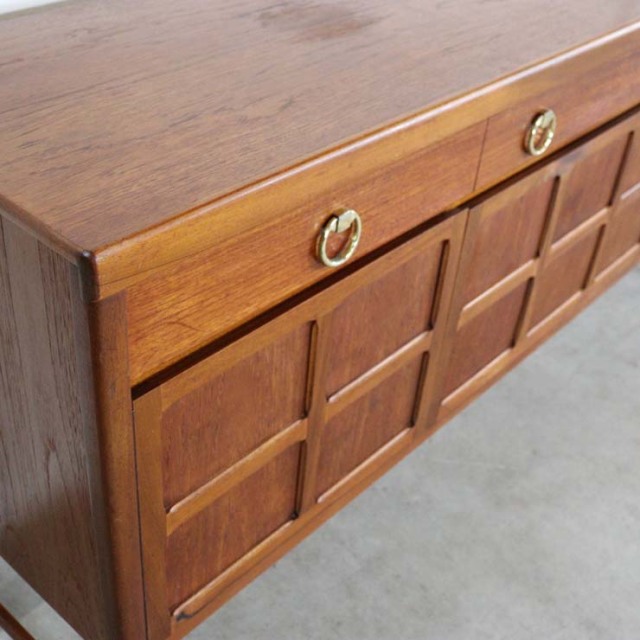 木製の茶色の脚があるサイドボード、前面は格子のデザイン、上部には引き出し３つ、23106