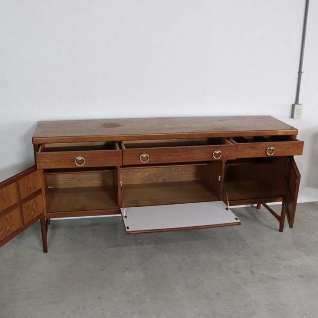 木製の茶色の脚があるサイドボード、前面は格子のデザイン、上部には引き出し３つ、23106