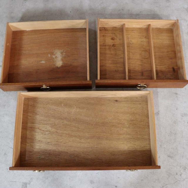 木製の茶色の脚があるサイドボード、前面は格子のデザイン、上部には引き出し３つ、23106