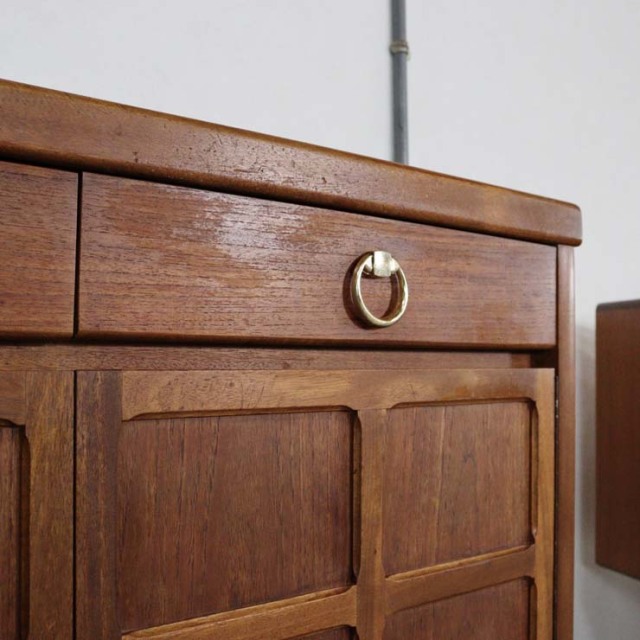 木製の茶色の脚があるサイドボード、前面は格子のデザイン、上部には引き出し３つ、23106