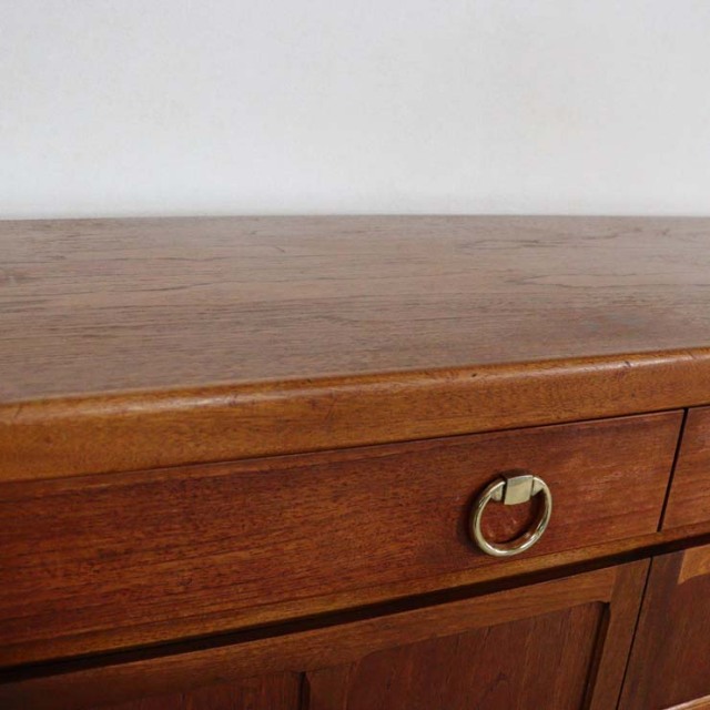 木製の茶色の脚があるサイドボード、前面は格子のデザイン、上部には引き出し３つ、23106