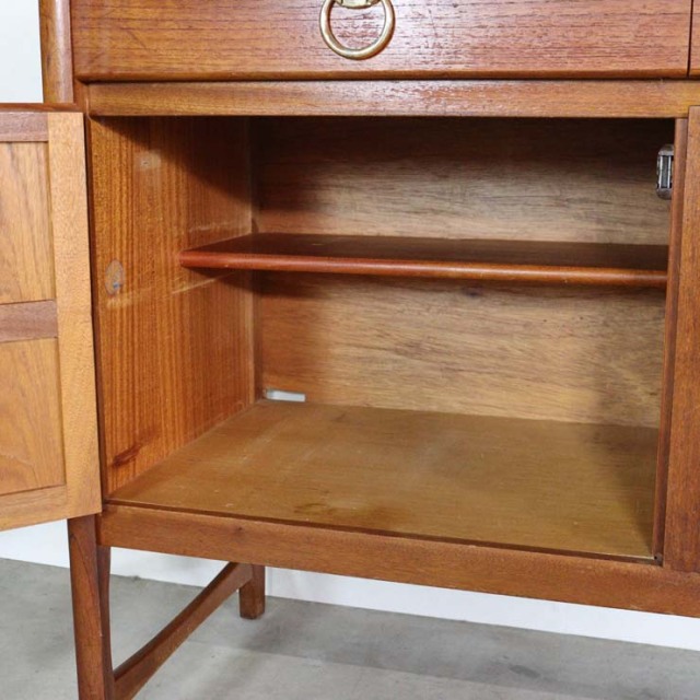 木製の茶色の脚があるサイドボード、前面は格子のデザイン、上部には引き出し３つ、23106