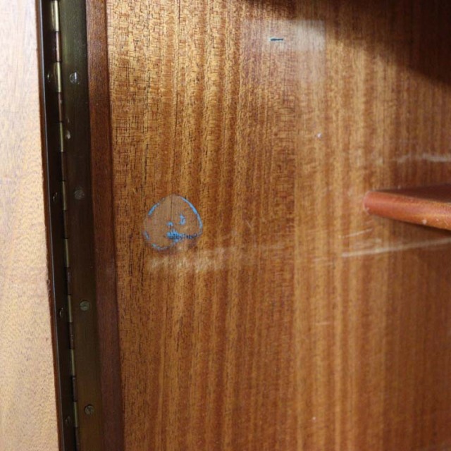 木製の茶色の脚があるサイドボード、前面は格子のデザイン、上部には引き出し３つ、23106