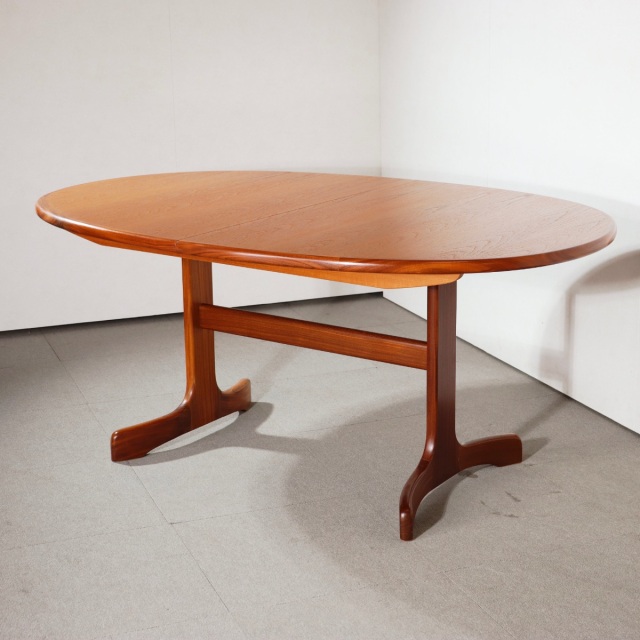 ジープランG-PLANのダイニングテーブル。楕円形。チーク材の落ち着いた色味が空間を整える。