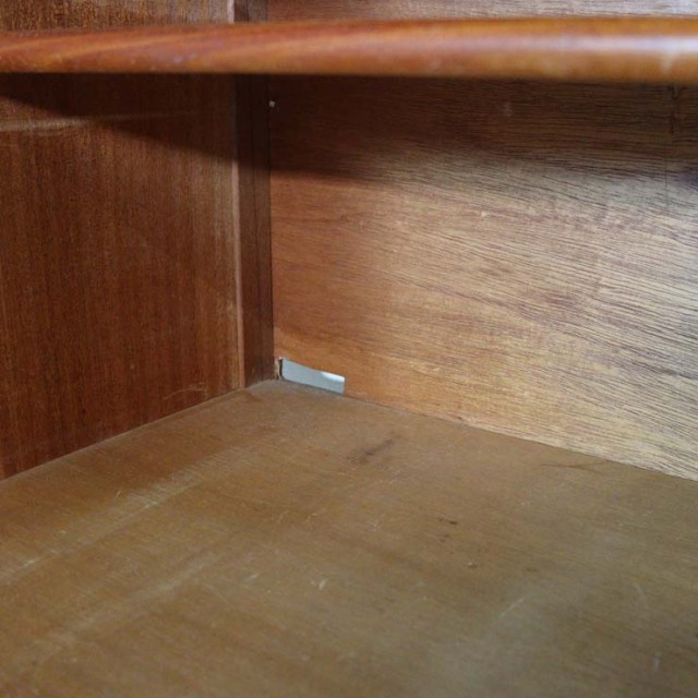 木製の茶色の脚があるサイドボード、前面は格子のデザイン、上部には引き出し３つ、23106