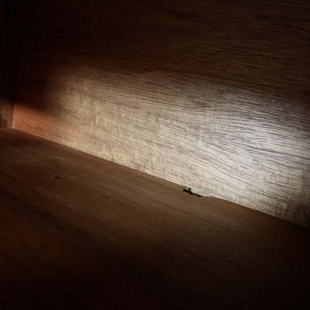 木製の茶色の脚があるサイドボード、前面は格子のデザイン、上部には引き出し３つ、23106