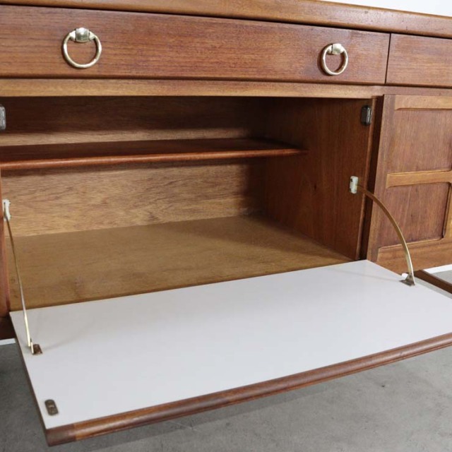 木製の茶色の脚があるサイドボード、前面は格子のデザイン、上部には引き出し３つ、23106