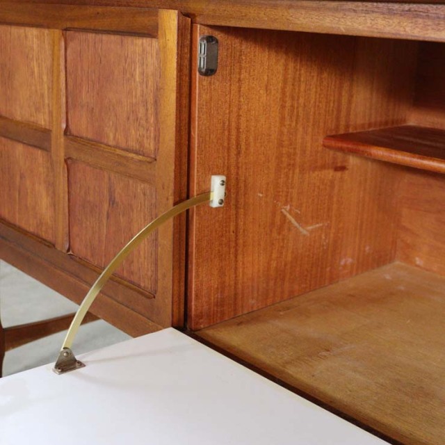 木製の茶色の脚があるサイドボード、前面は格子のデザイン、上部には引き出し３つ、23106