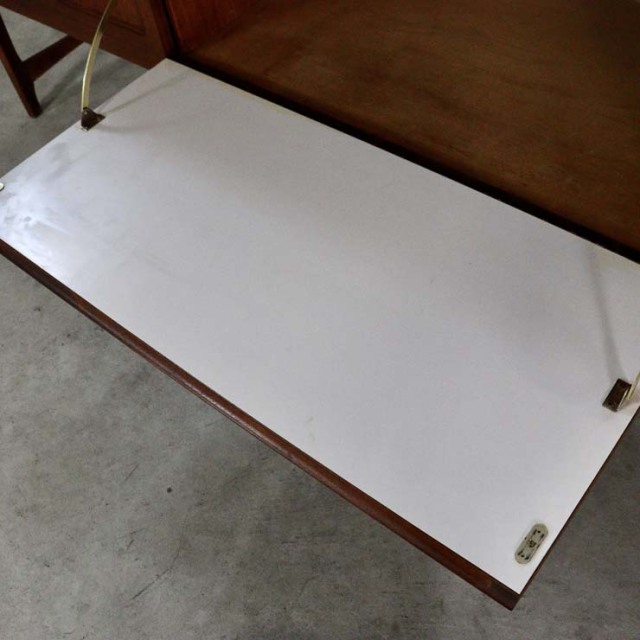 木製の茶色の脚があるサイドボード、前面は格子のデザイン、上部には引き出し３つ、23106