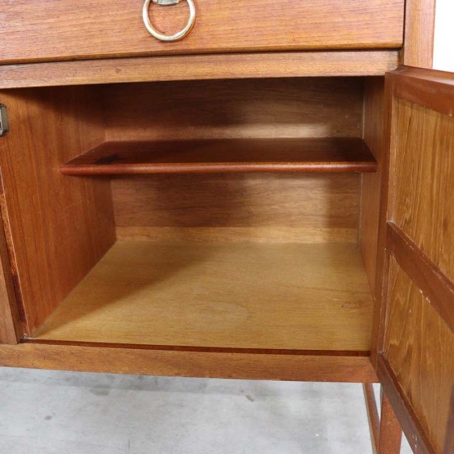 木製の茶色の脚があるサイドボード、前面は格子のデザイン、上部には引き出し３つ、23106