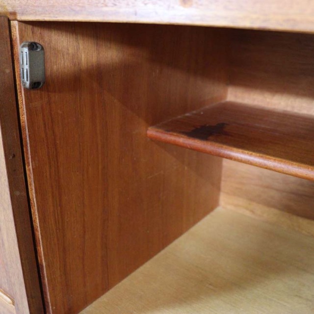 木製の茶色の脚があるサイドボード、前面は格子のデザイン、上部には引き出し３つ、23106