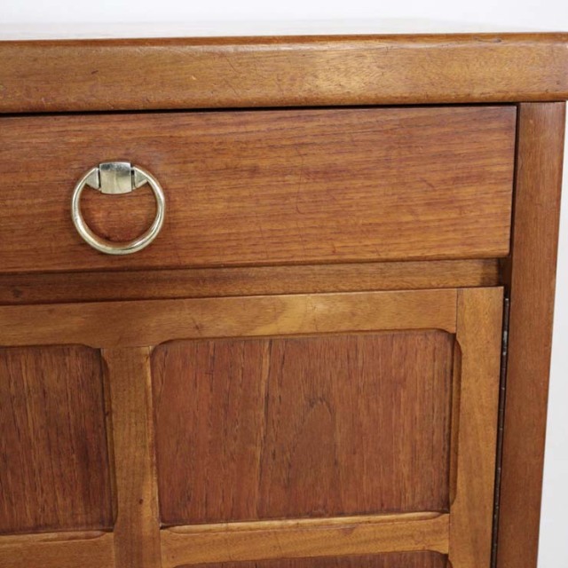 木製の茶色の脚があるサイドボード、前面は格子のデザイン、上部には引き出し３つ、23106