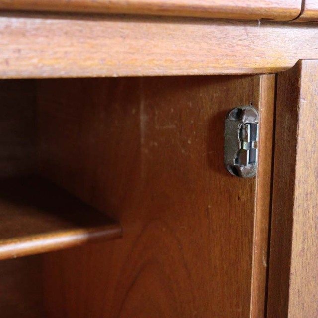 木製の茶色の脚があるサイドボード、前面は格子のデザイン、上部には引き出し３つ、23106