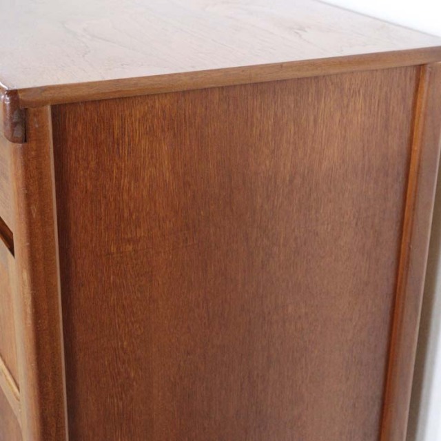 木製の茶色の脚があるサイドボード、前面は格子のデザイン、上部には引き出し３つ、23106