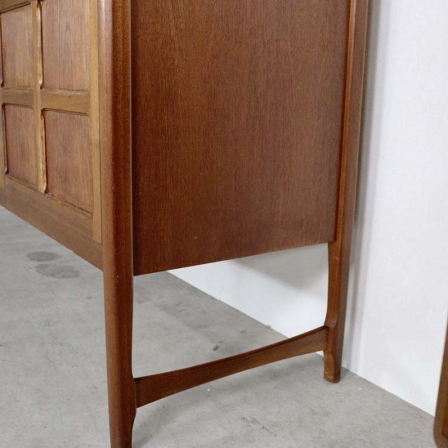 木製の茶色の脚があるサイドボード、前面は格子のデザイン、上部には引き出し３つ、23106