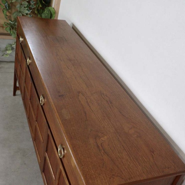 木製の茶色の脚があるサイドボード、前面は格子のデザイン、上部には引き出し３つ、23106