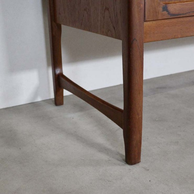 木製の茶色の脚があるサイドボード、前面は格子のデザイン、上部には引き出し３つ、23106