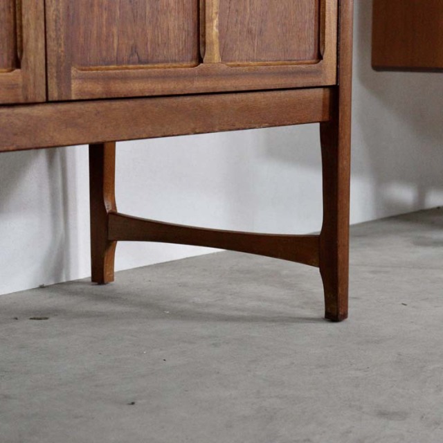 木製の茶色の脚があるサイドボード、前面は格子のデザイン、上部には引き出し３つ、23106