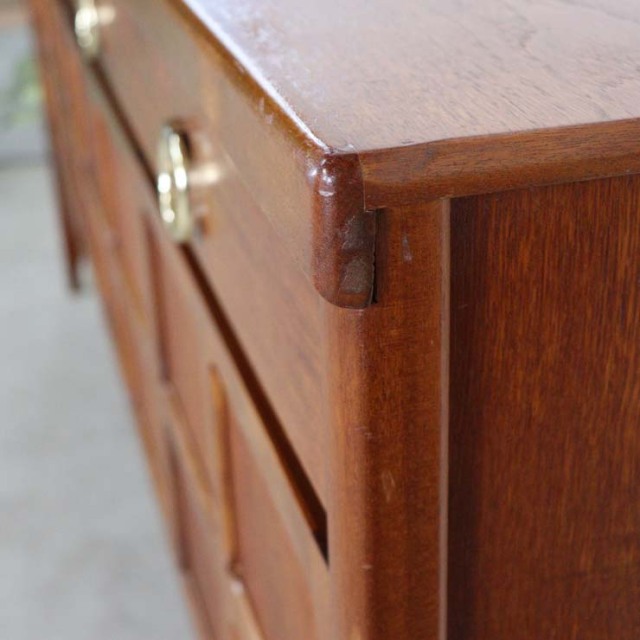 木製の茶色の脚があるサイドボード、前面は格子のデザイン、上部には引き出し３つ、23106