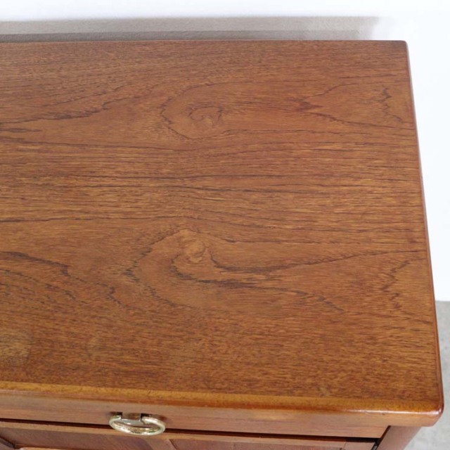 木製の茶色の脚があるサイドボード、前面は格子のデザイン、上部には引き出し３つ、23106