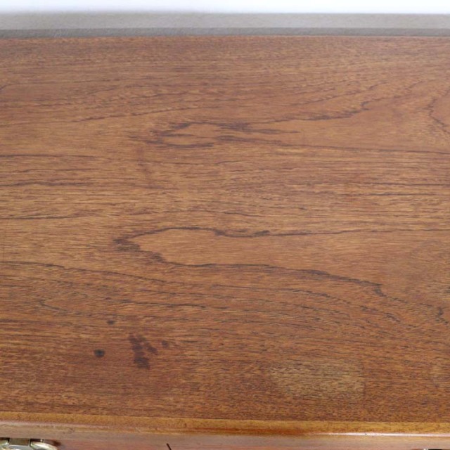 木製の茶色の脚があるサイドボード、前面は格子のデザイン、上部には引き出し３つ、23106