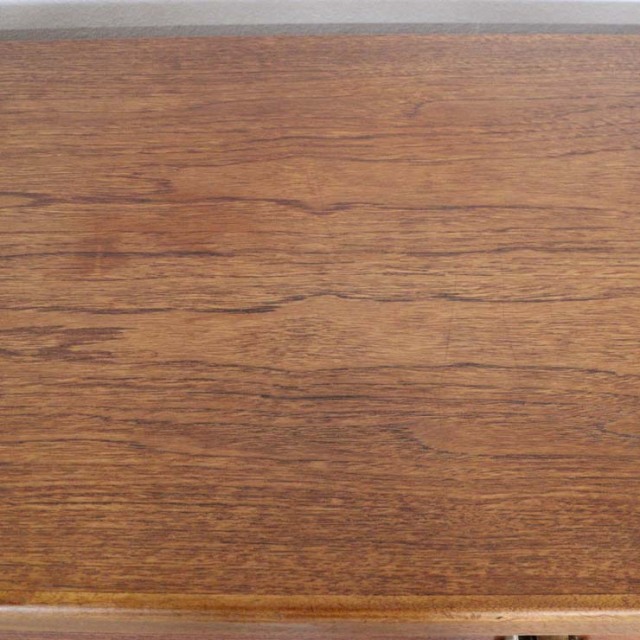 木製の茶色の脚があるサイドボード、前面は格子のデザイン、上部には引き出し３つ、23106