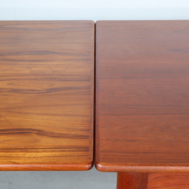 デンマーク製のダイニングテーブル。チーク材の自然な表情が魅力の北欧ヴィンテージ。静かな佇まい。