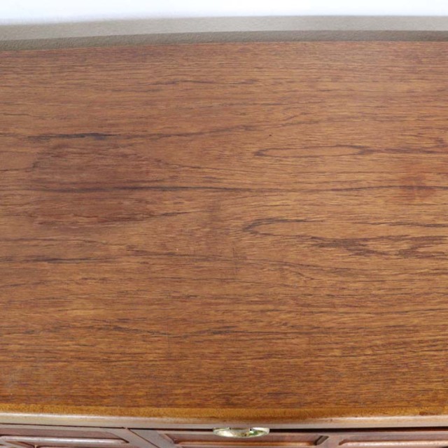 木製の茶色の脚があるサイドボード、前面は格子のデザイン、上部には引き出し３つ、23106