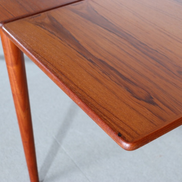 デンマーク製のダイニングテーブル。チーク材の自然な表情が魅力の北欧ヴィンテージ。静かな佇まい。