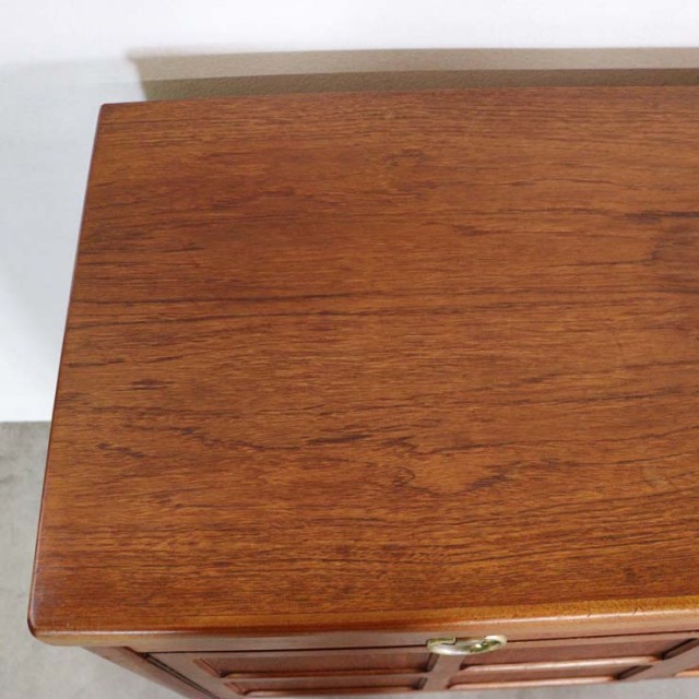 木製の茶色の脚があるサイドボード、前面は格子のデザイン、上部には引き出し３つ、23106