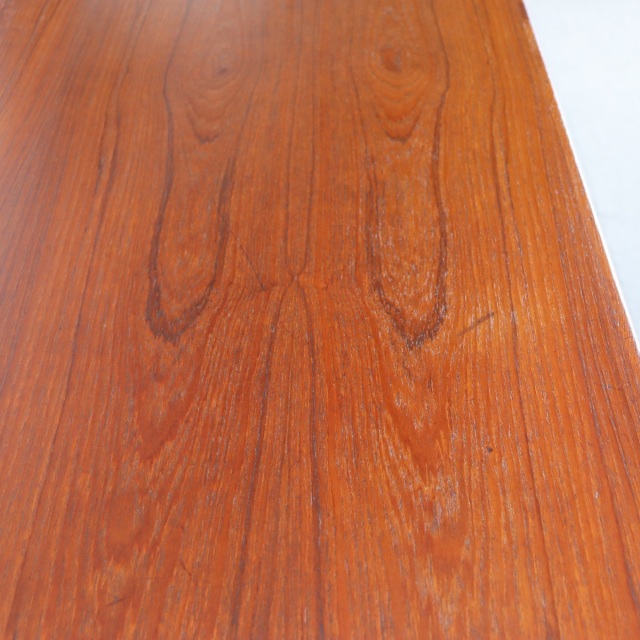 デンマーク製のダイニングテーブル。チーク材の自然な表情が魅力の北欧ヴィンテージ。静かな佇まい。